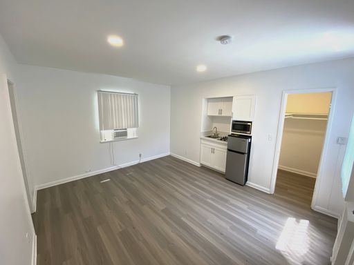 944 Tiverton - Gorgeous building located in Westwood – photo 1