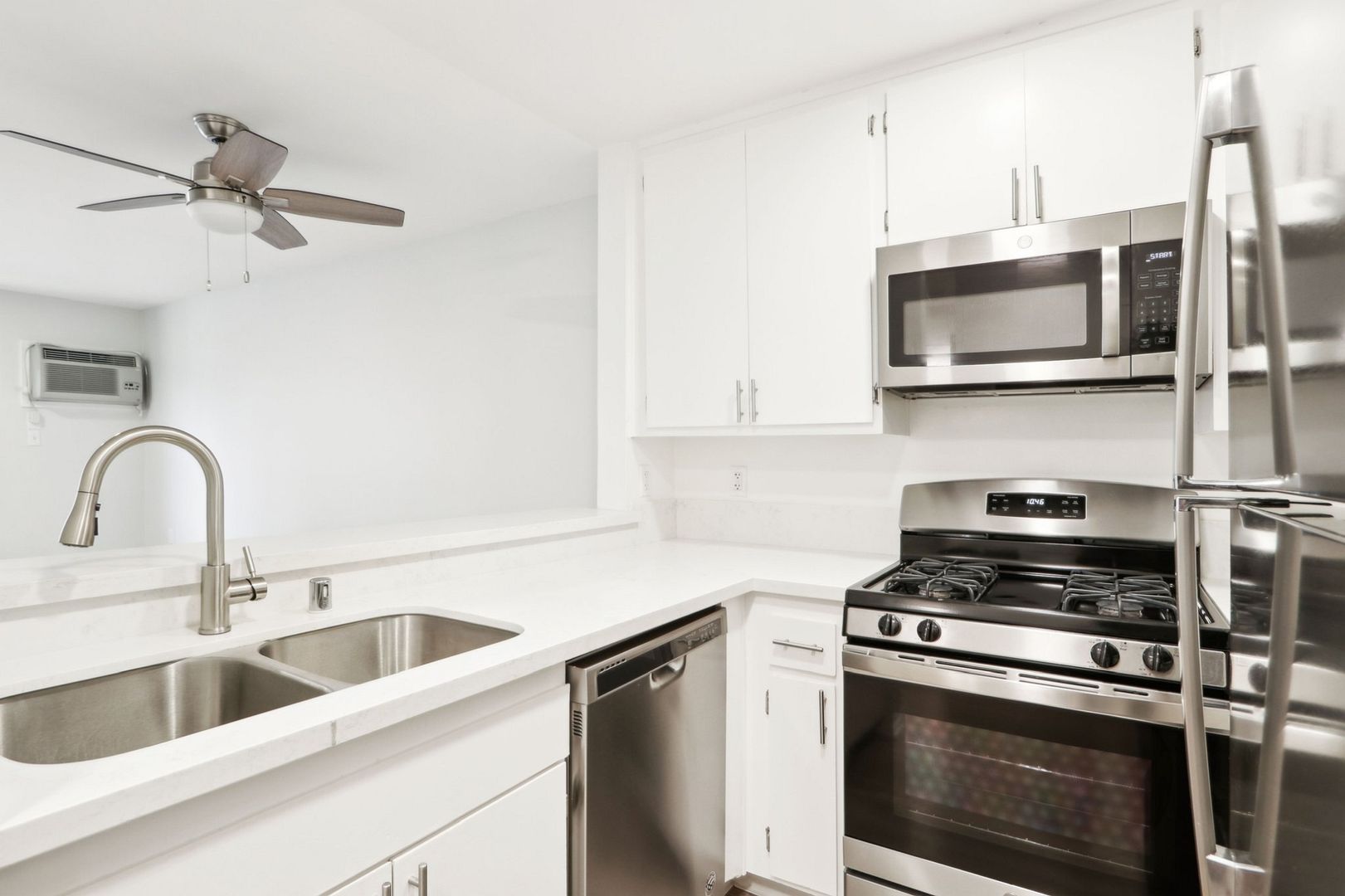 Tarzana Apartment: 5405 Lindley Avenue