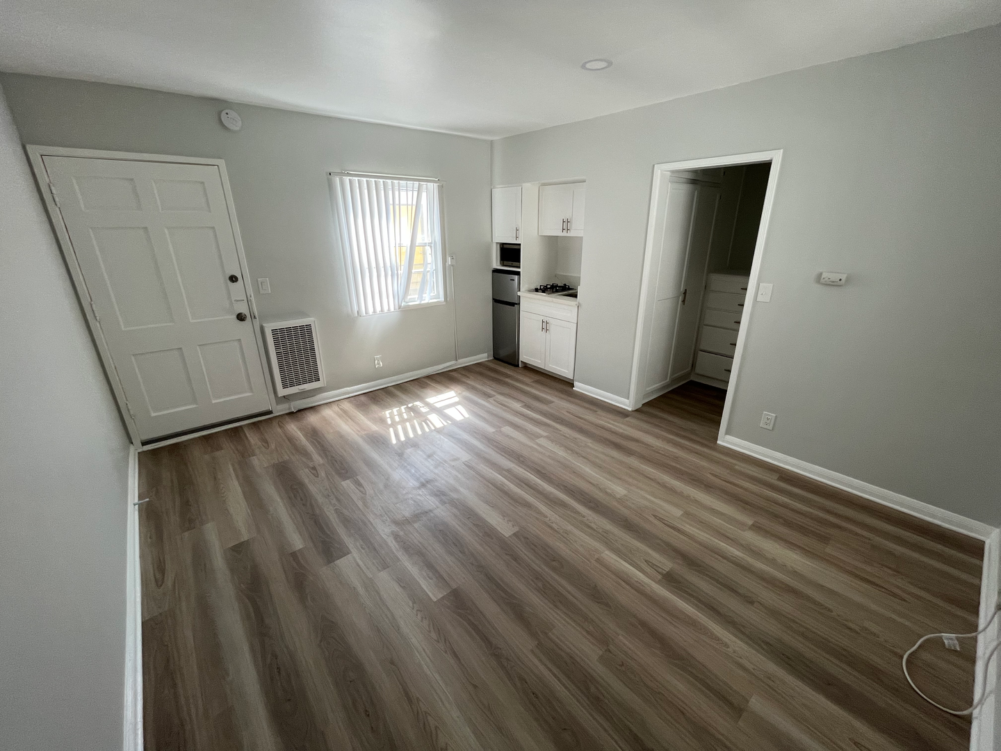 Los Angeles Apartment: 944 Tiverton Avenue