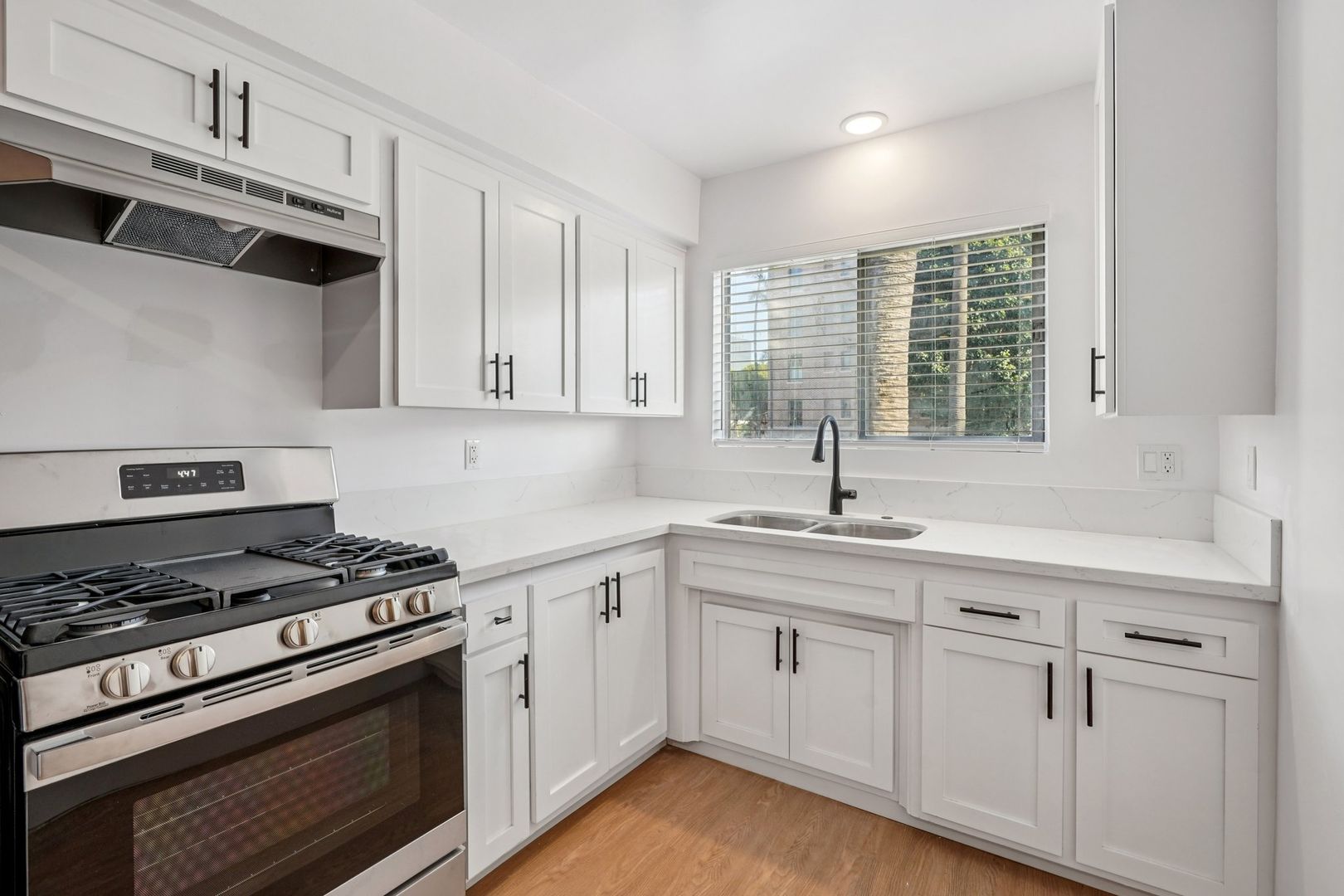 Santa Monica Apartment: 123 California Ave