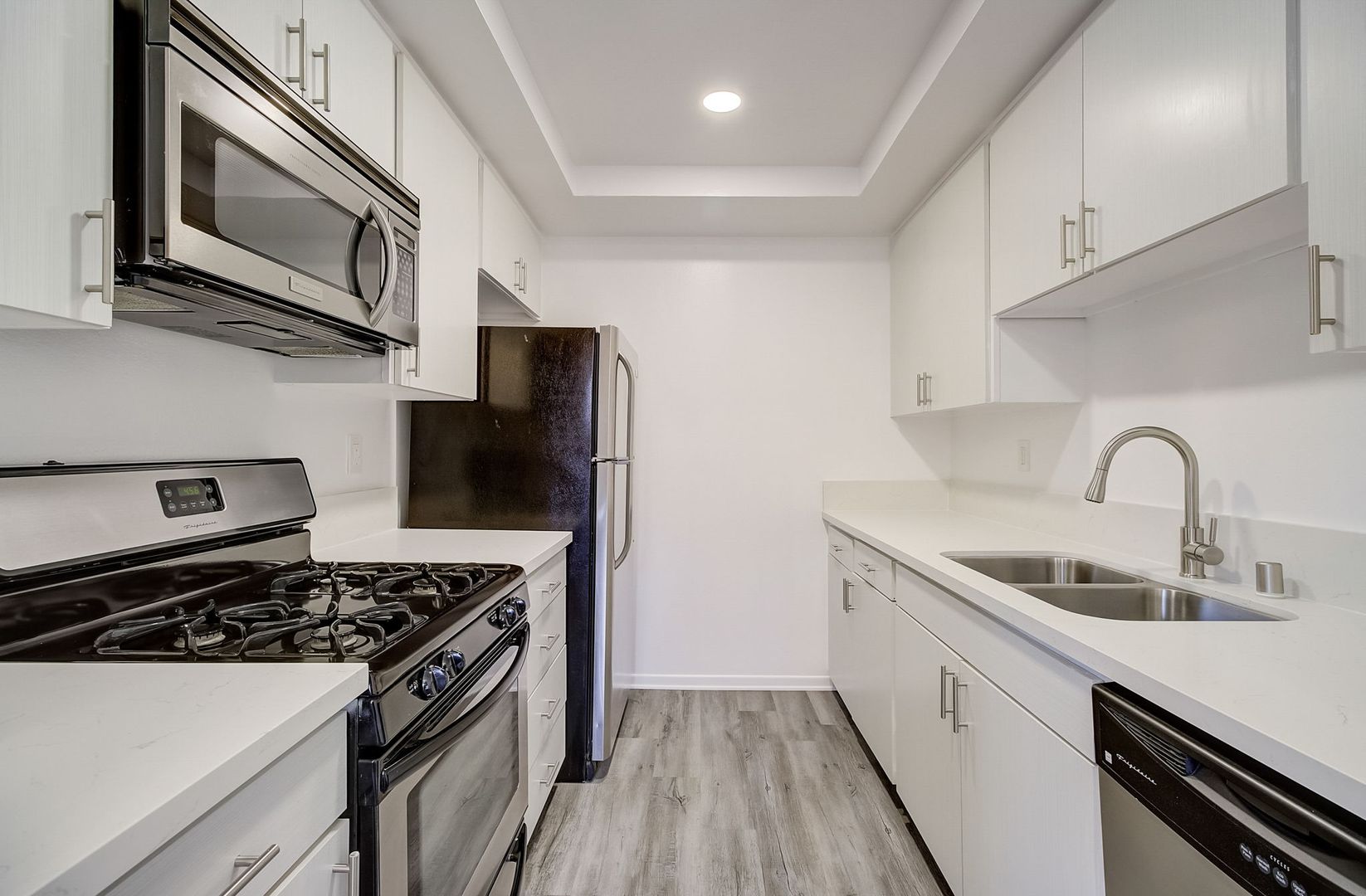 Granada Hills Apartment: 17211 Chatsworth St