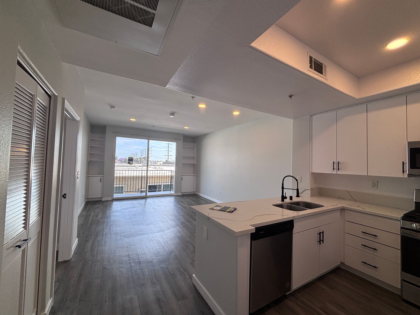 Los Angeles Apartment: 2820 Sawtelle Boulevard