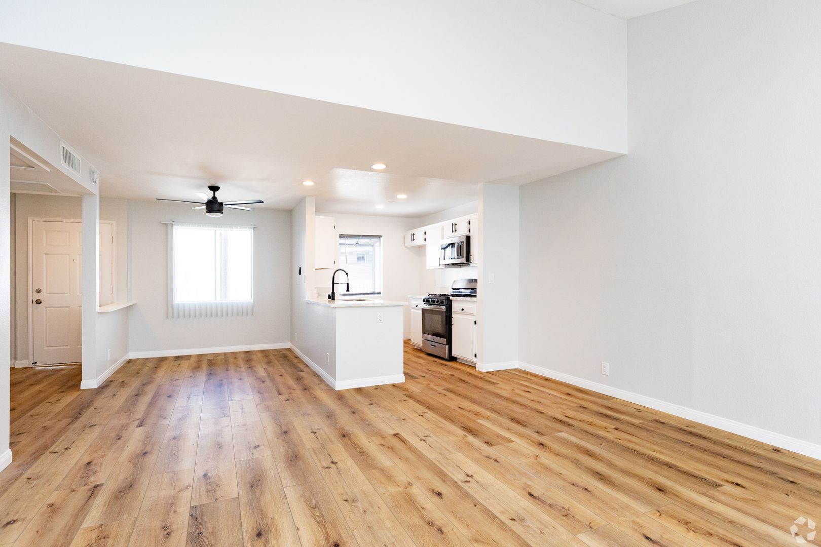 Los Angeles Apartment: 1945 Glendon Avenue
