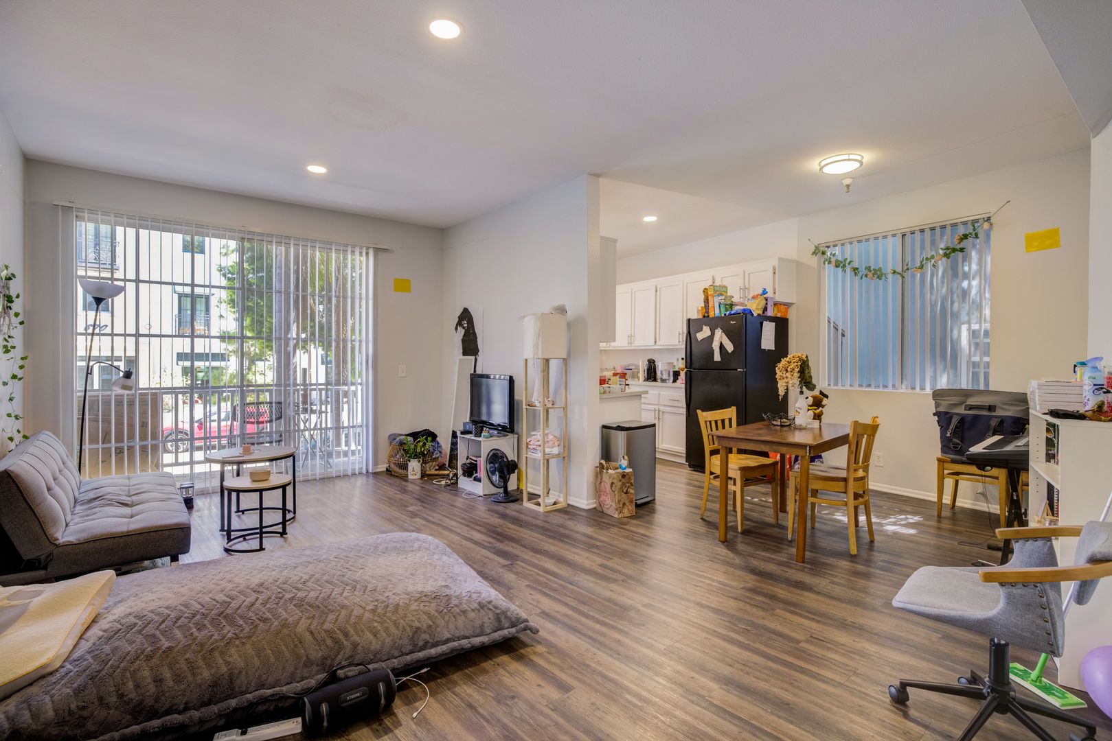 Los Angeles Apartment: 685 Kelton Ave