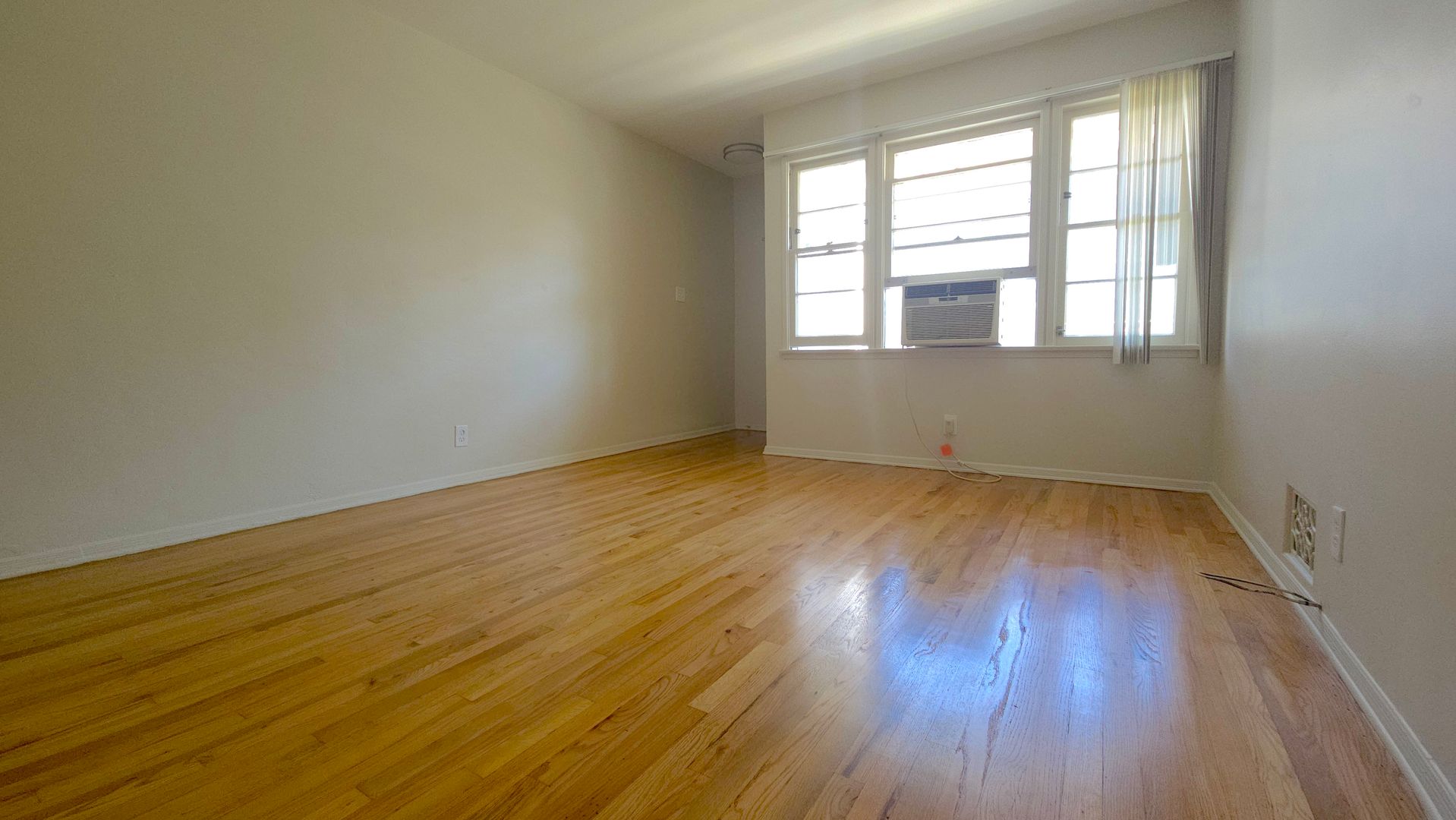 Los Angeles Apartment: 605 Kelton Ave