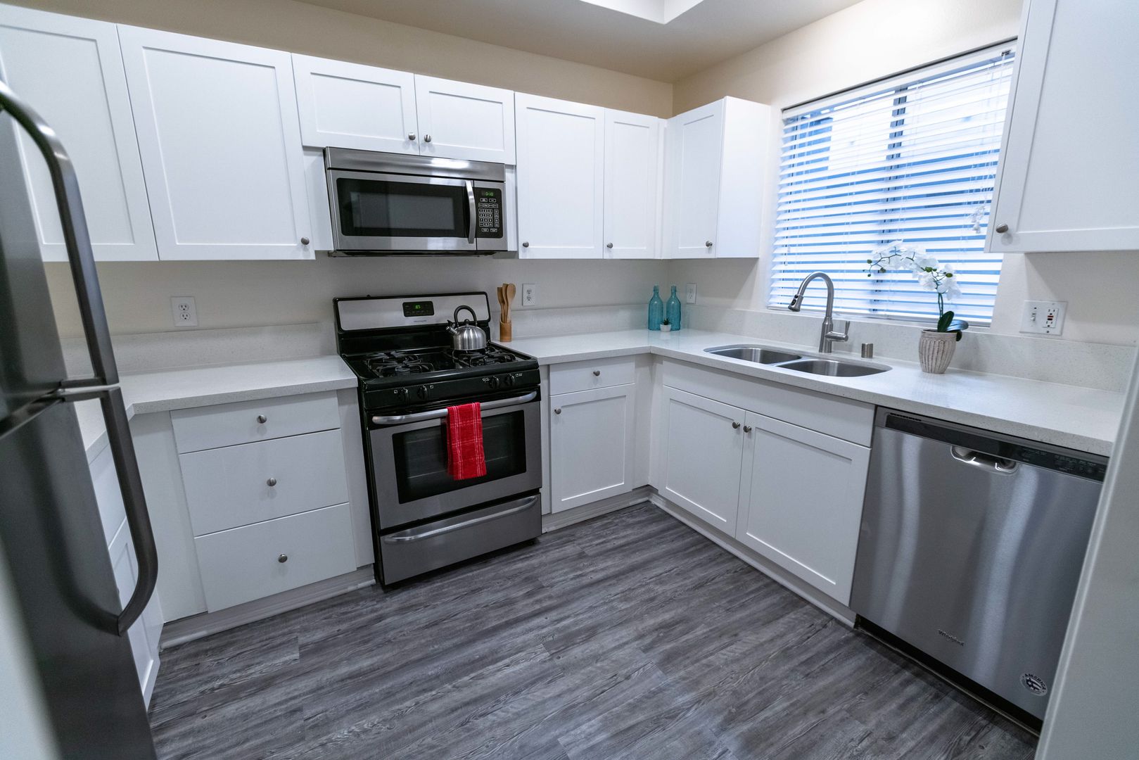 Pacific Palisades Apartment: 16070 Sunset Blvd