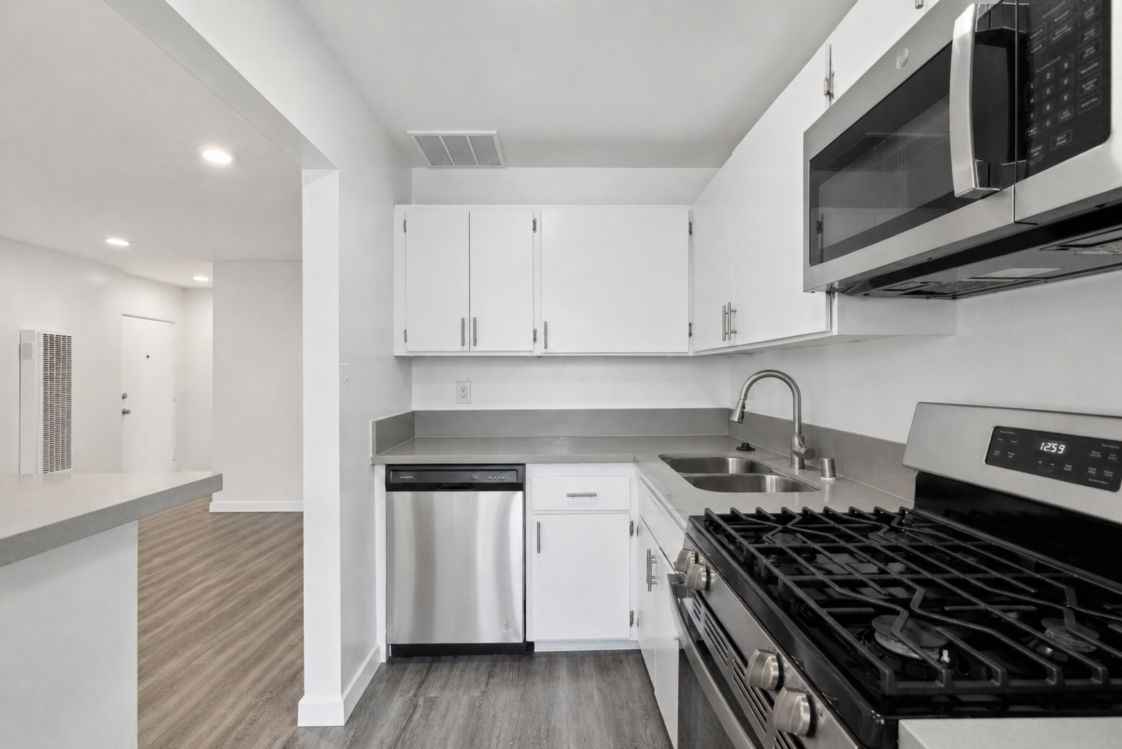 West Hollywood Apartment: 1253 Havenhurst Drive