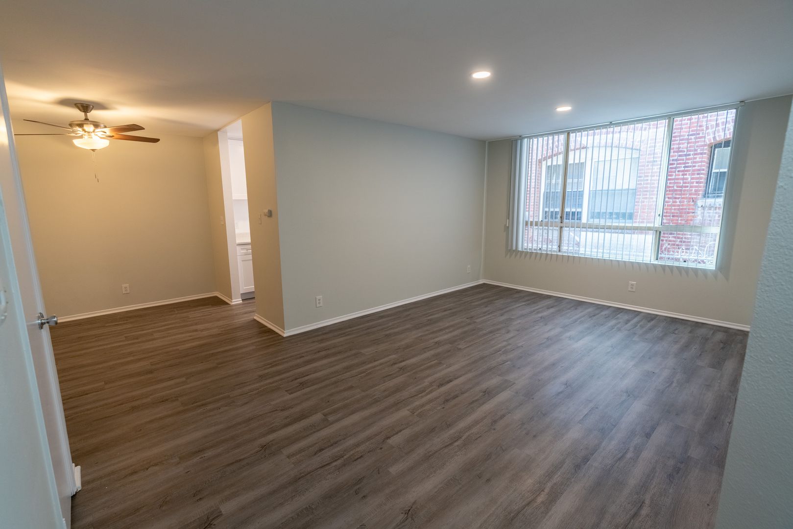 Los Angeles Apartment: 314 South Manhattan Place