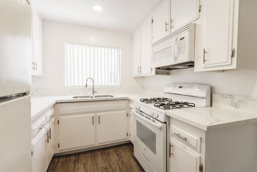 18407 Dearborn - Gorgeous, fully renovated building located in Northridge – photo 1