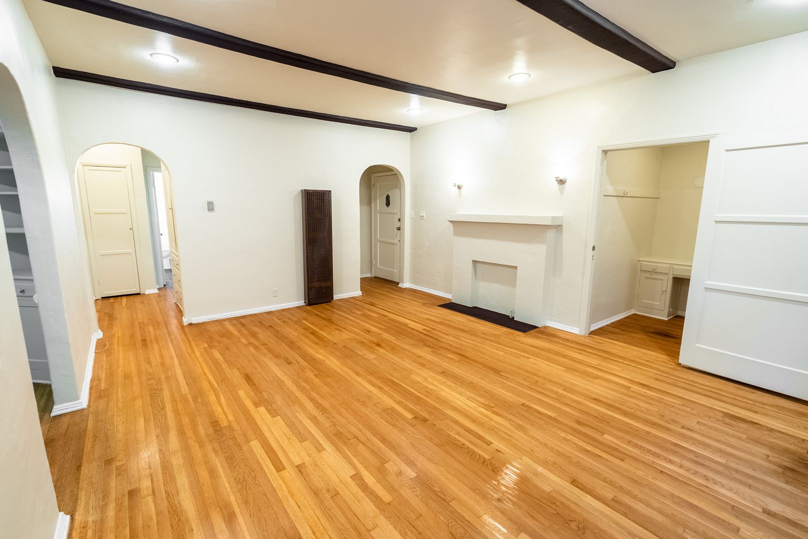 Beverly Hills Apartment: 147 North Hamilton Drive