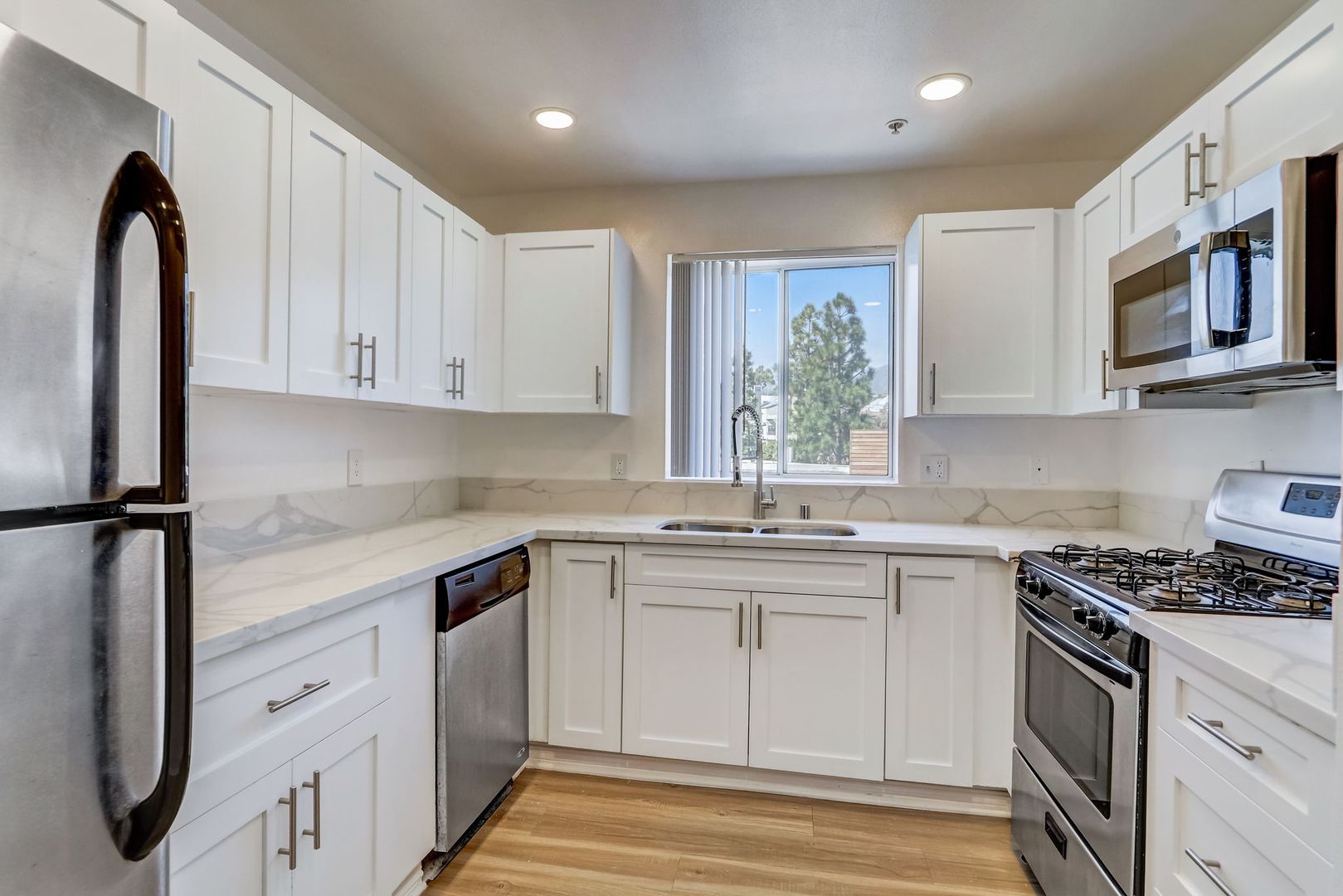 Pacific Palisades Apartment: 16070 Sunset Blvd