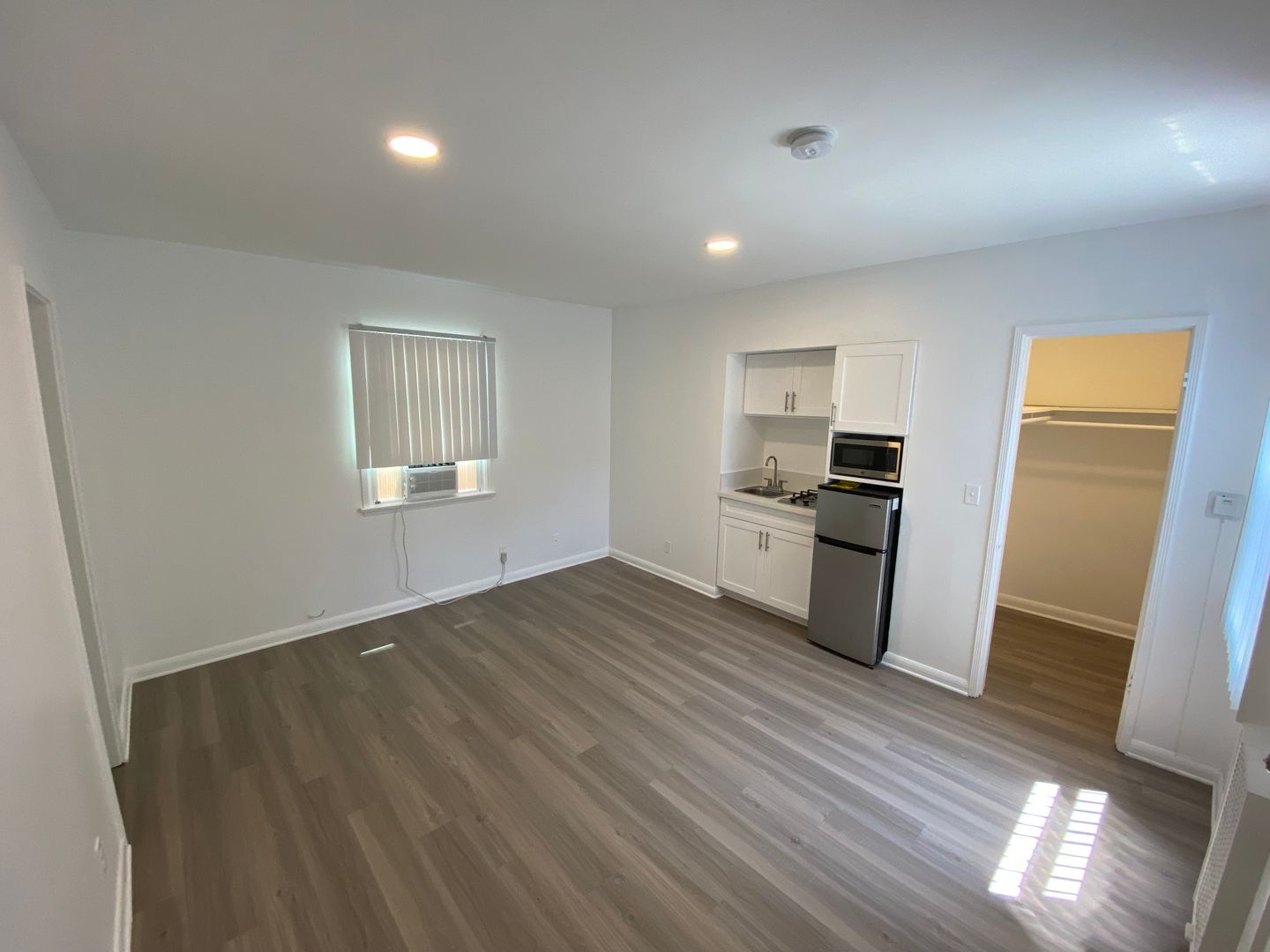 Los Angeles Apartment: 944 Tiverton Avenue