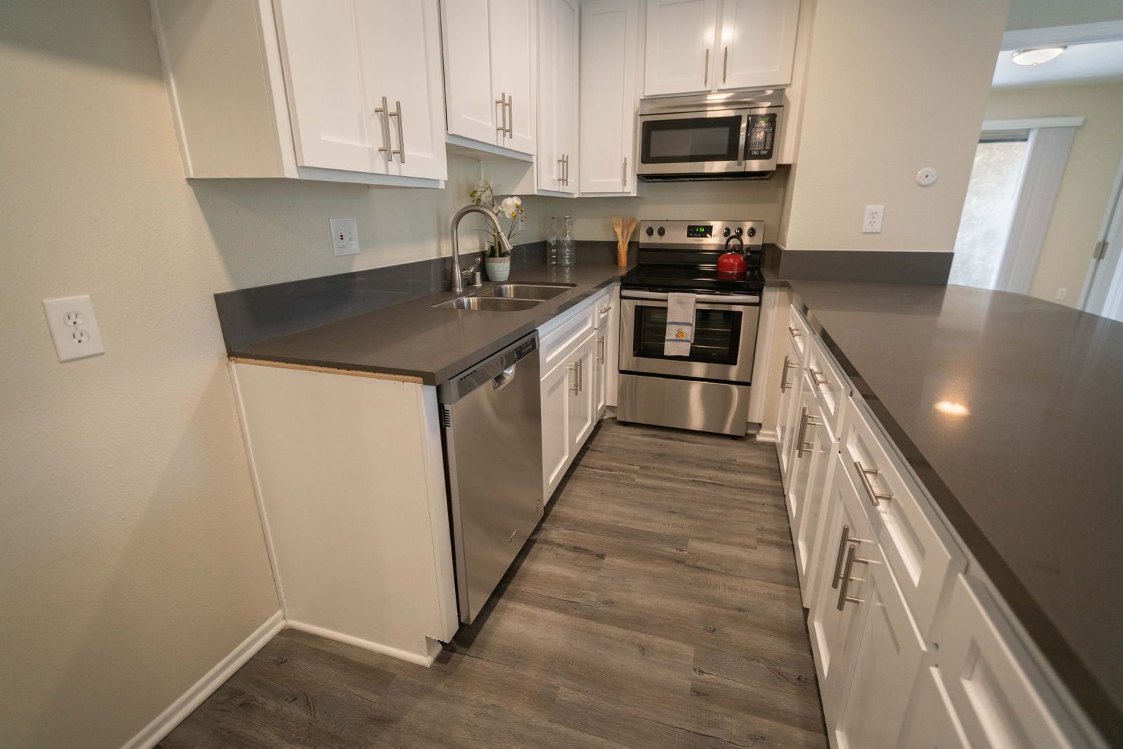 Los Angeles Apartment: 2039 N Las Palmas Ave.