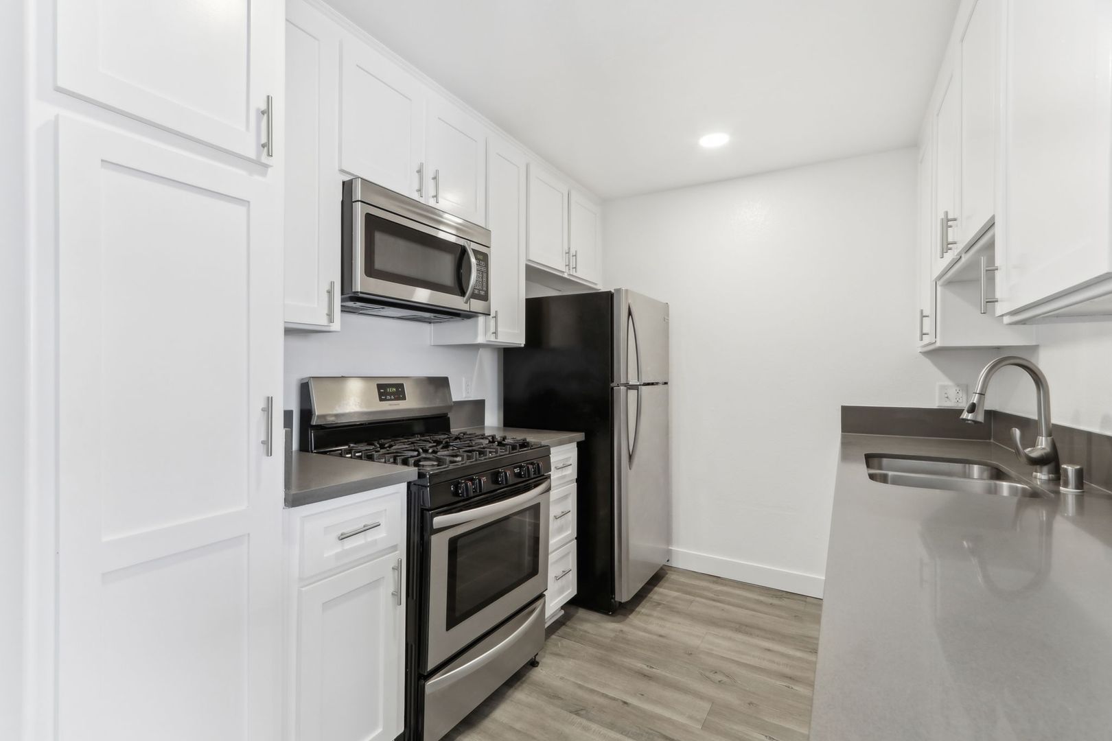 Los Angeles Apartment: 7057 Lanewood Ave