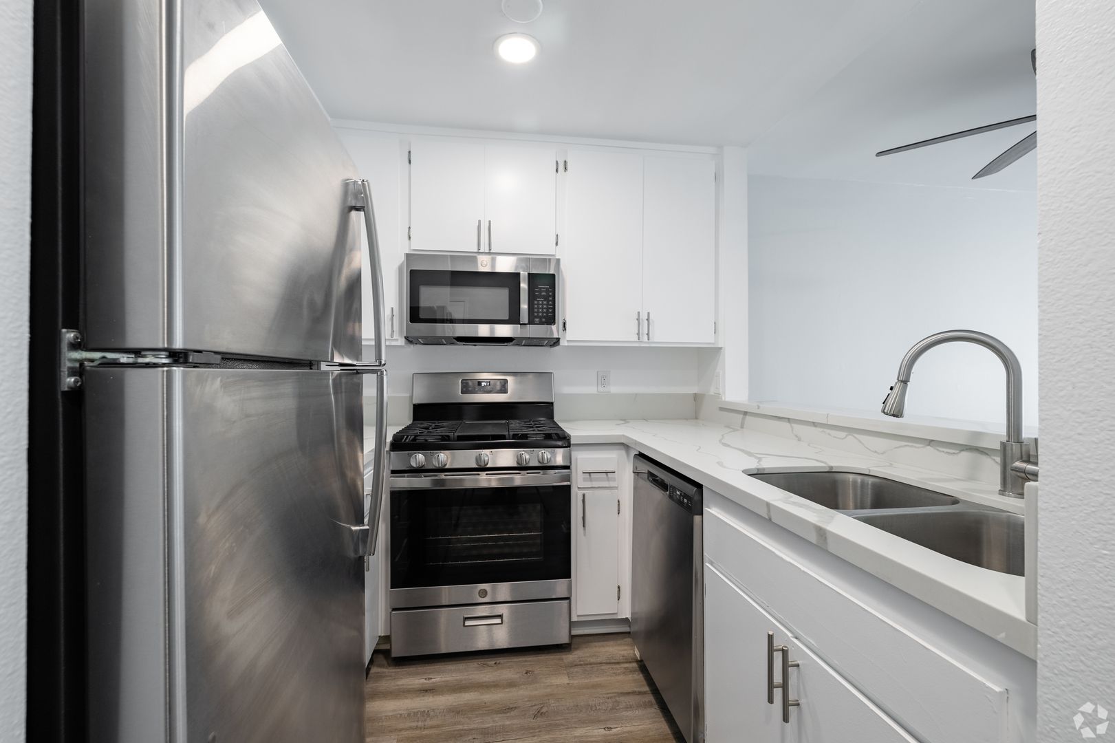 Tarzana Apartment: 5405 Lindley Avenue