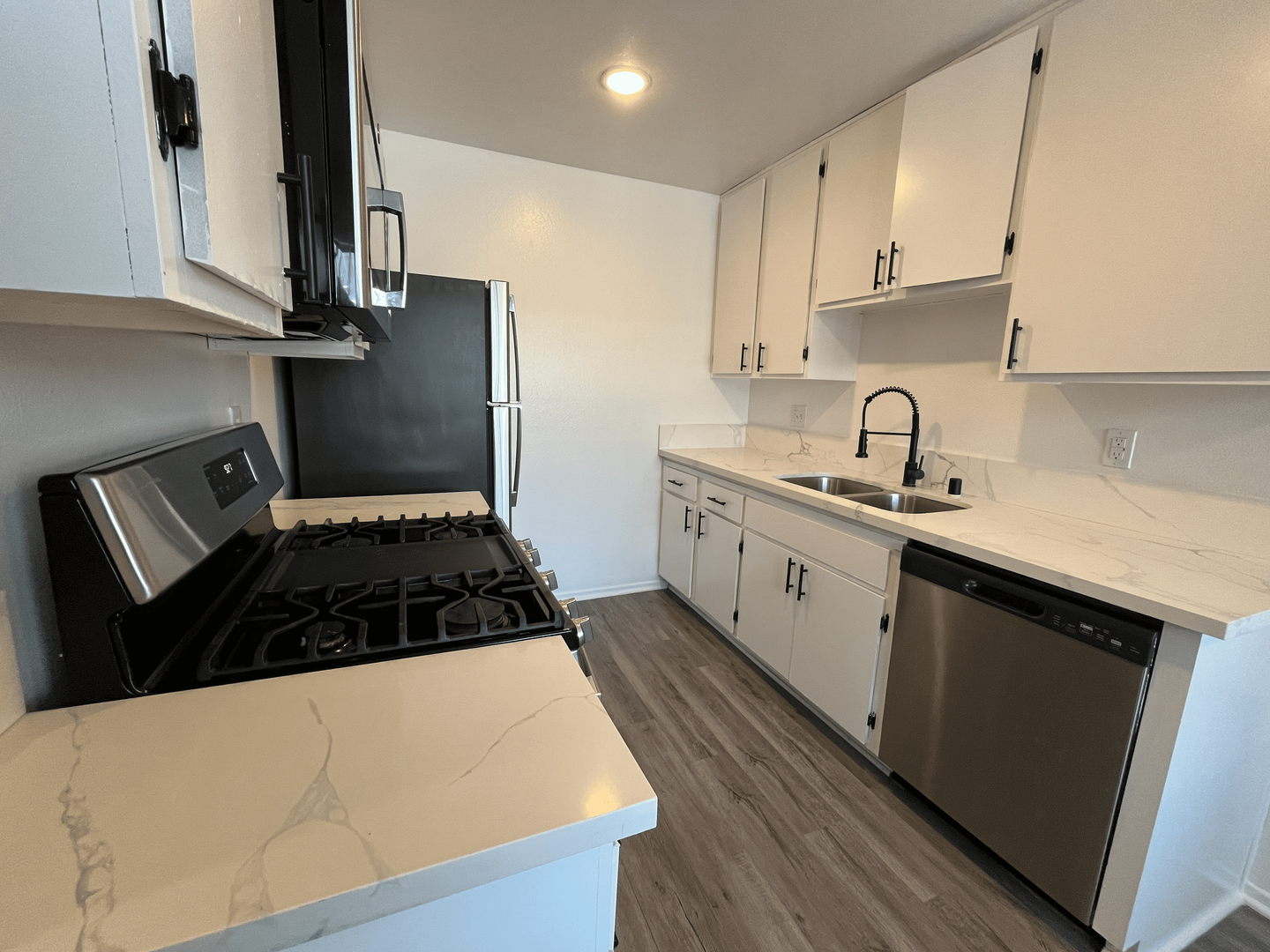 Granada Hills Apartment: 17211 Chatsworth St