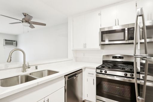 5405 Lindley - Gorgeous, fully renovated building located in Tarzana