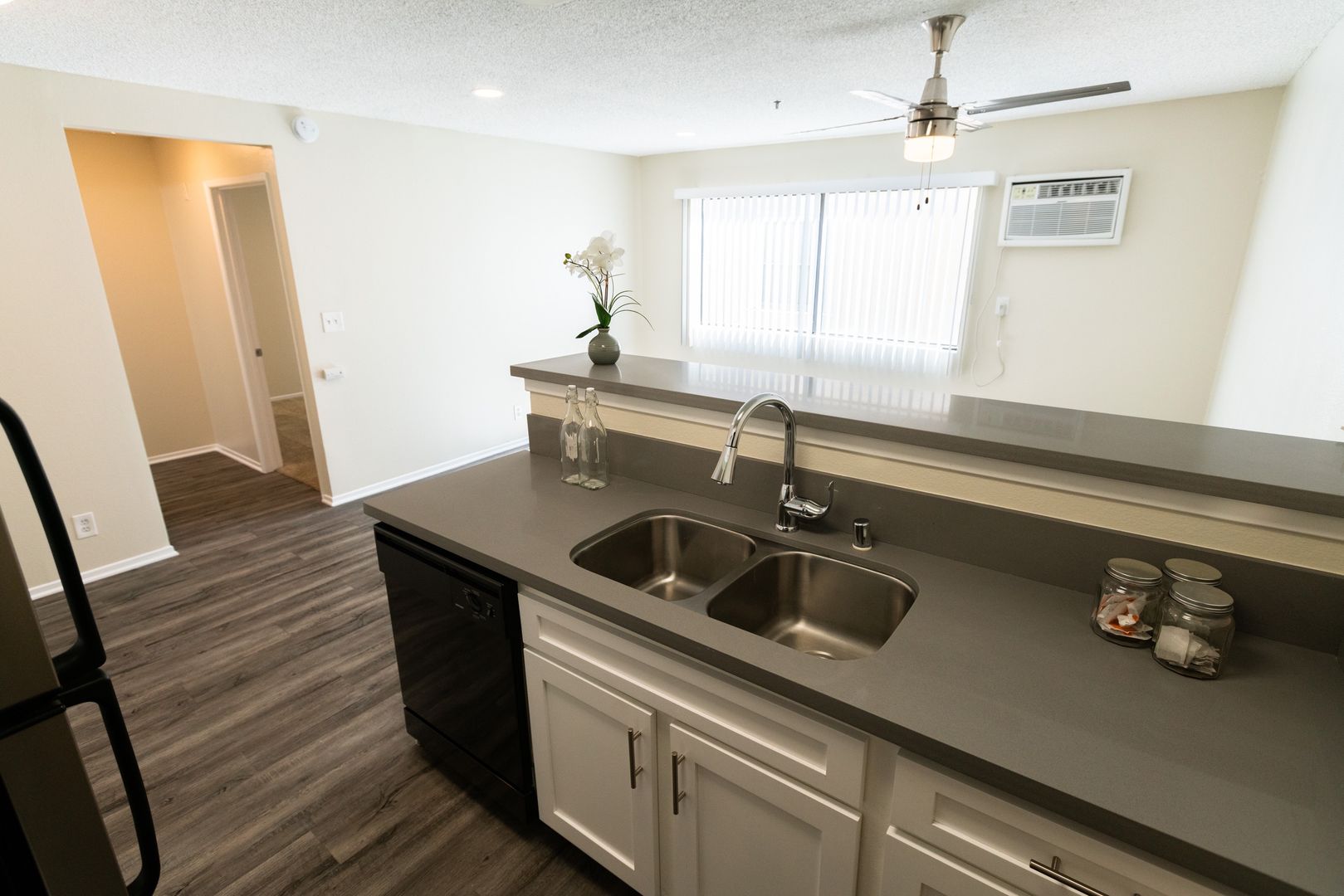 Los Angeles Apartment: 700 S. Berendo Ave