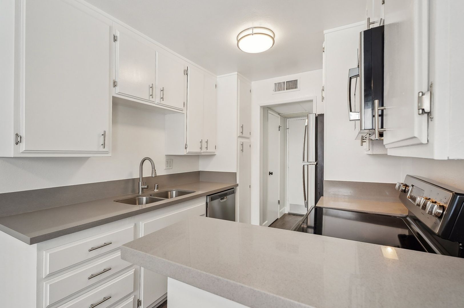 Los Angeles Apartment: 245 S Serrano Ave
