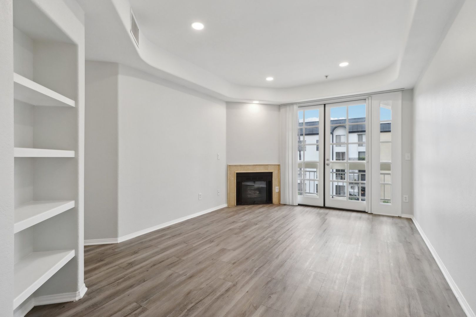 Los Angeles Apartment: 114 N. Doheny Drive