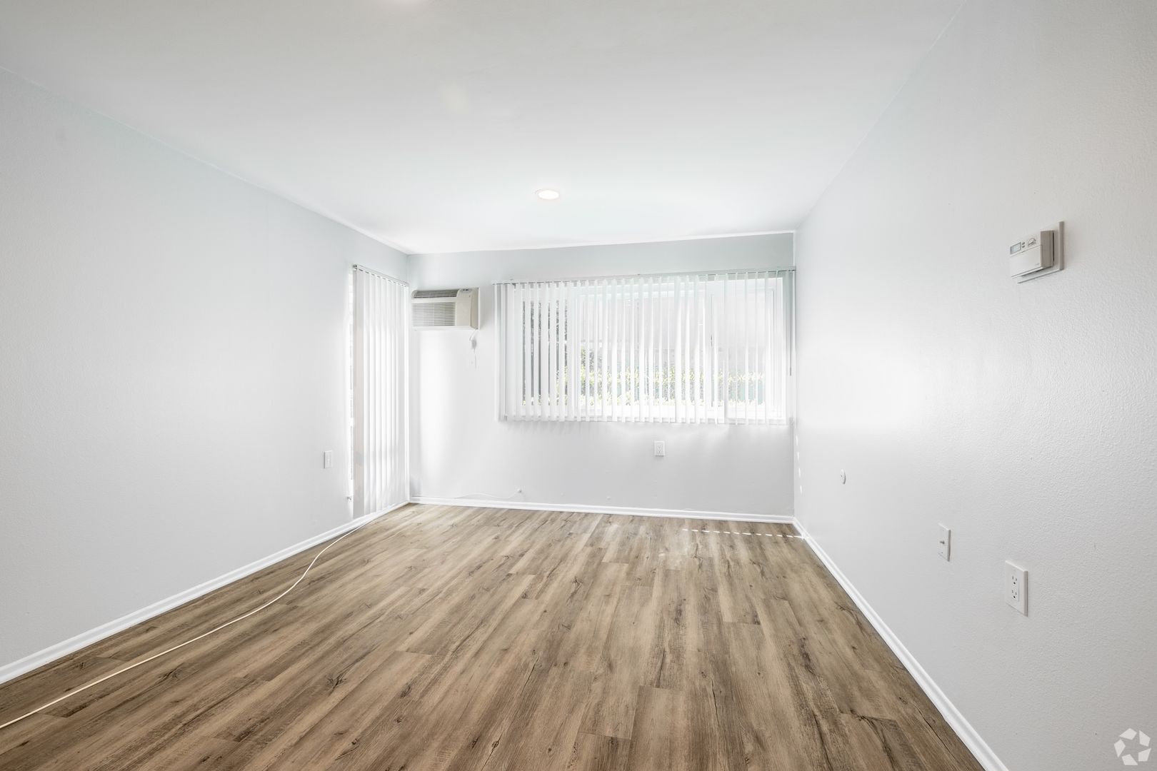 Tarzana Apartment: 5405 Lindley Avenue