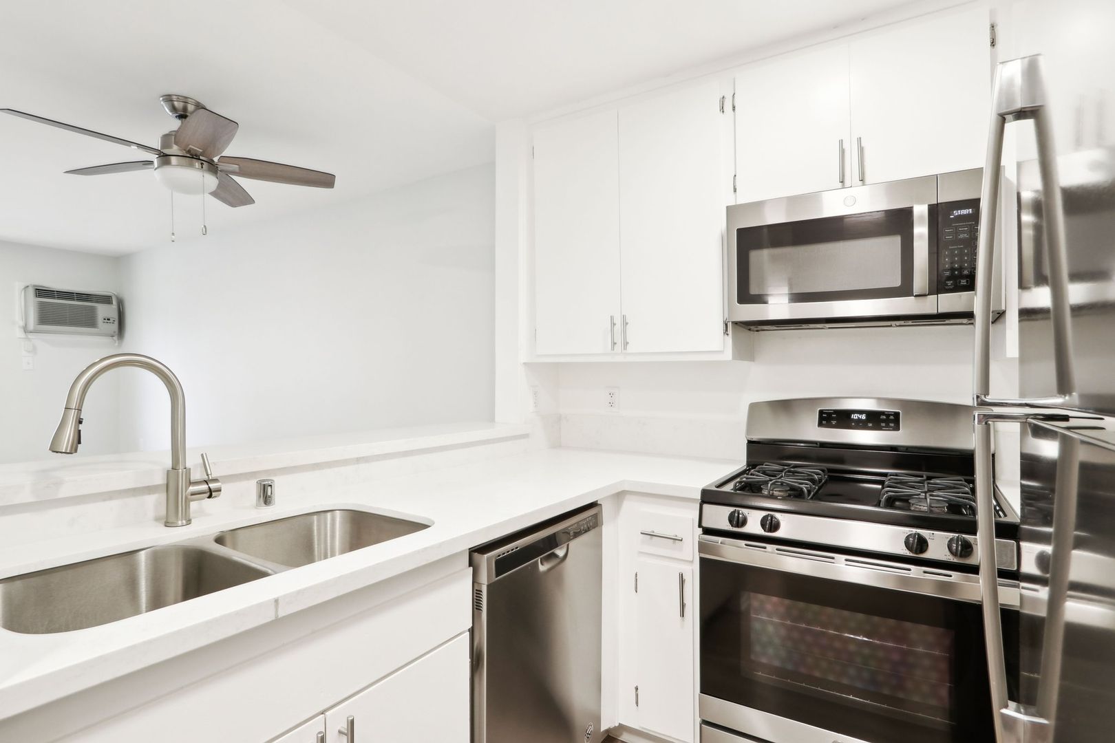 Tarzana Apartment: 5405 Lindley Avenue