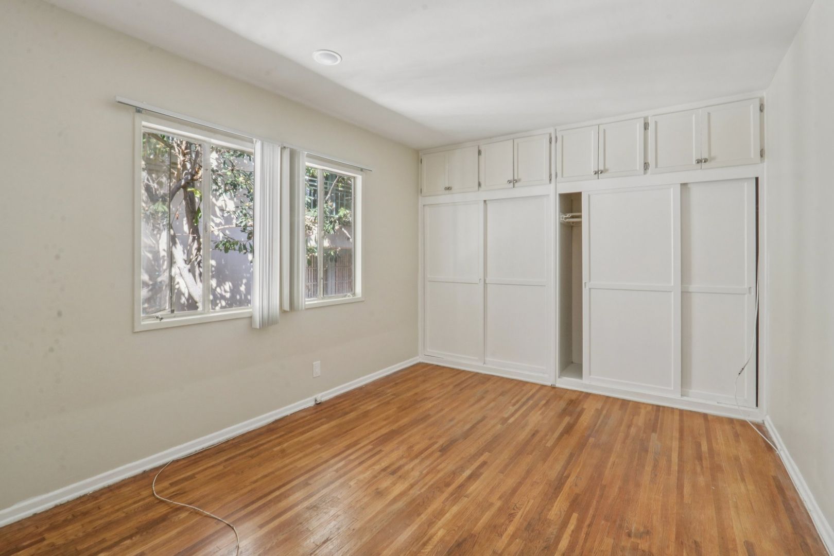 Los Angeles Apartment: 1945 Glendon Avenue