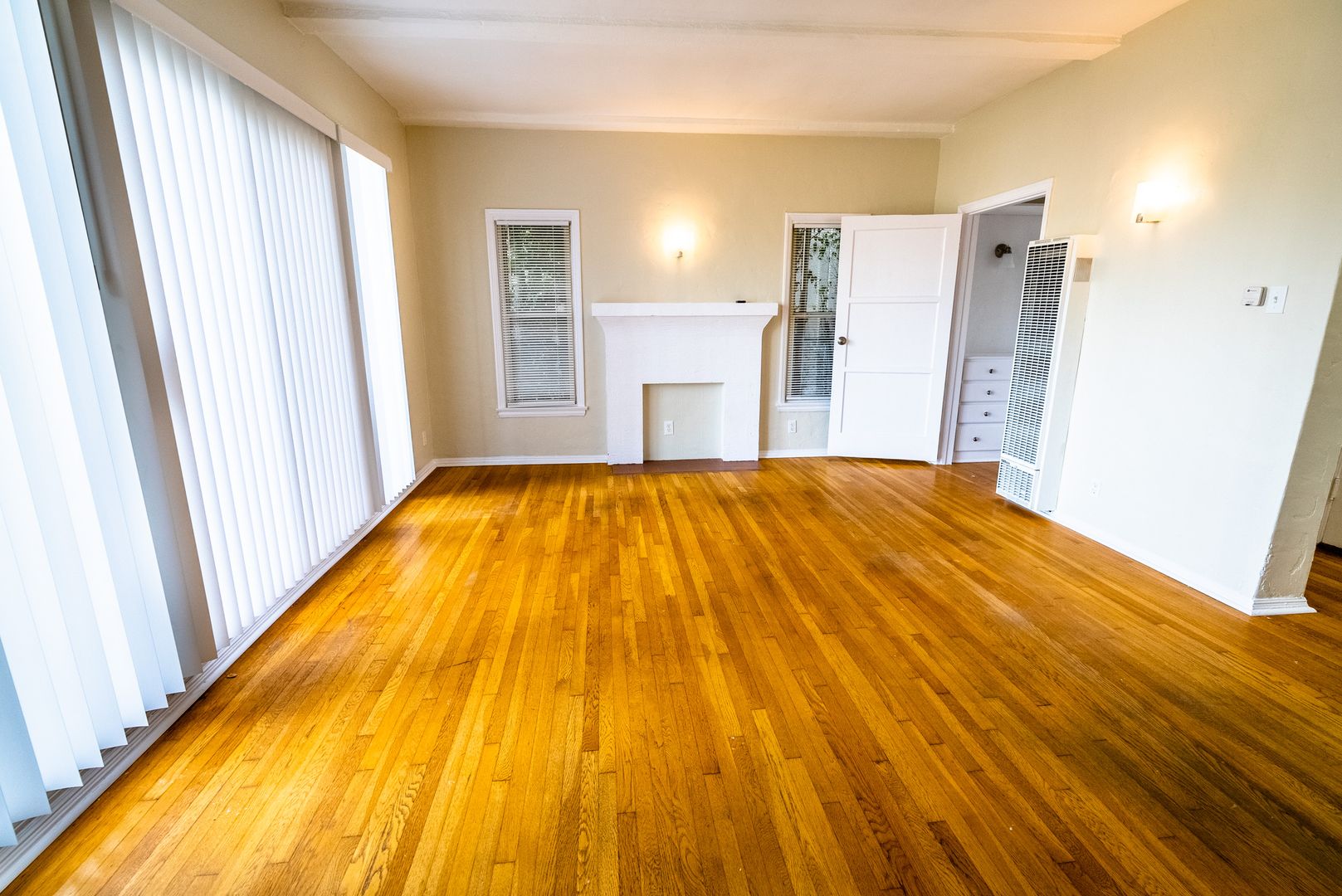 Beverly Hills Apartment: 147 North Hamilton Drive