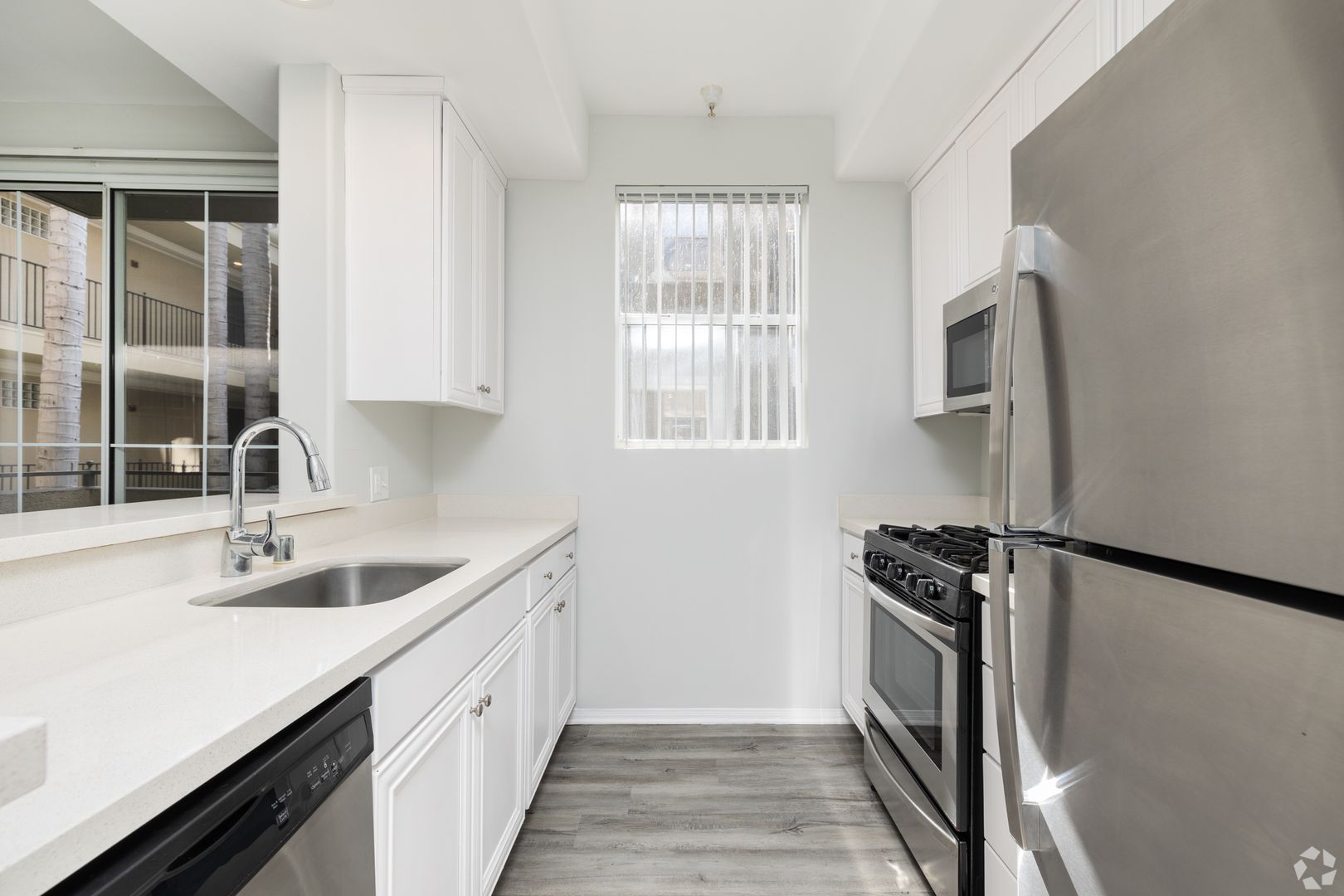 Los Angeles Apartment: 2225 South Beverly Glen Boulevard
