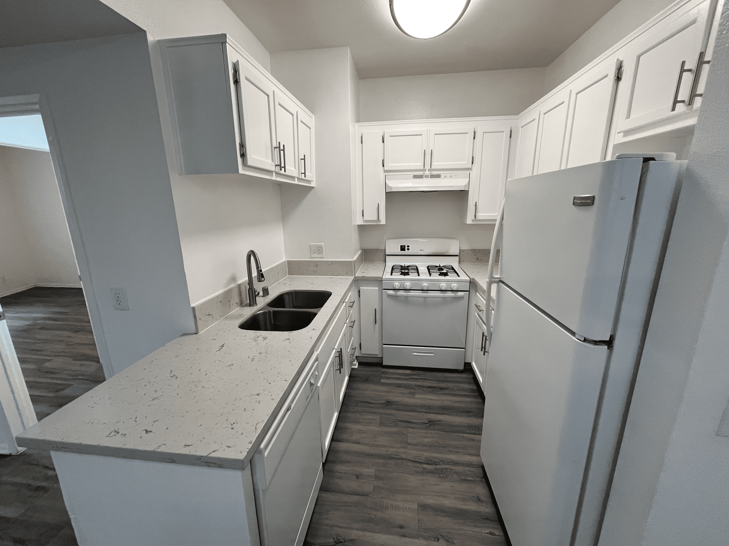 Los Angeles Apartment: 685 Kelton Ave