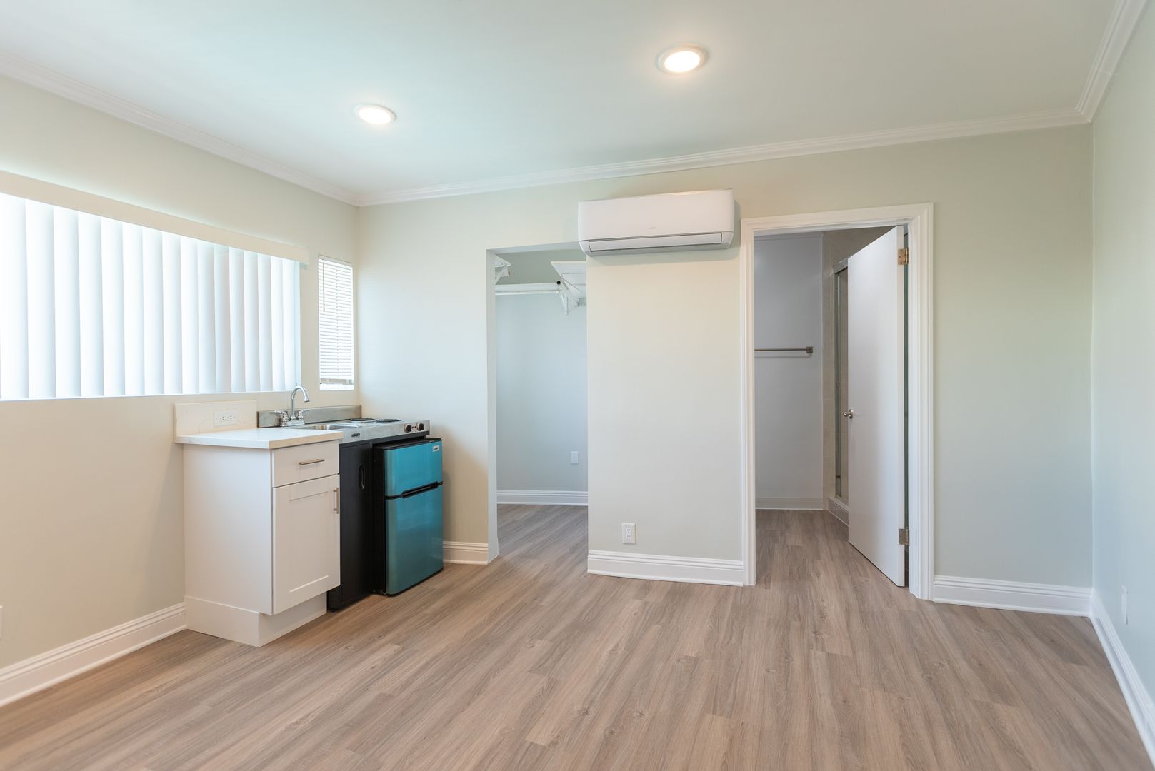 Santa Monica Apartment: 123 California Ave
