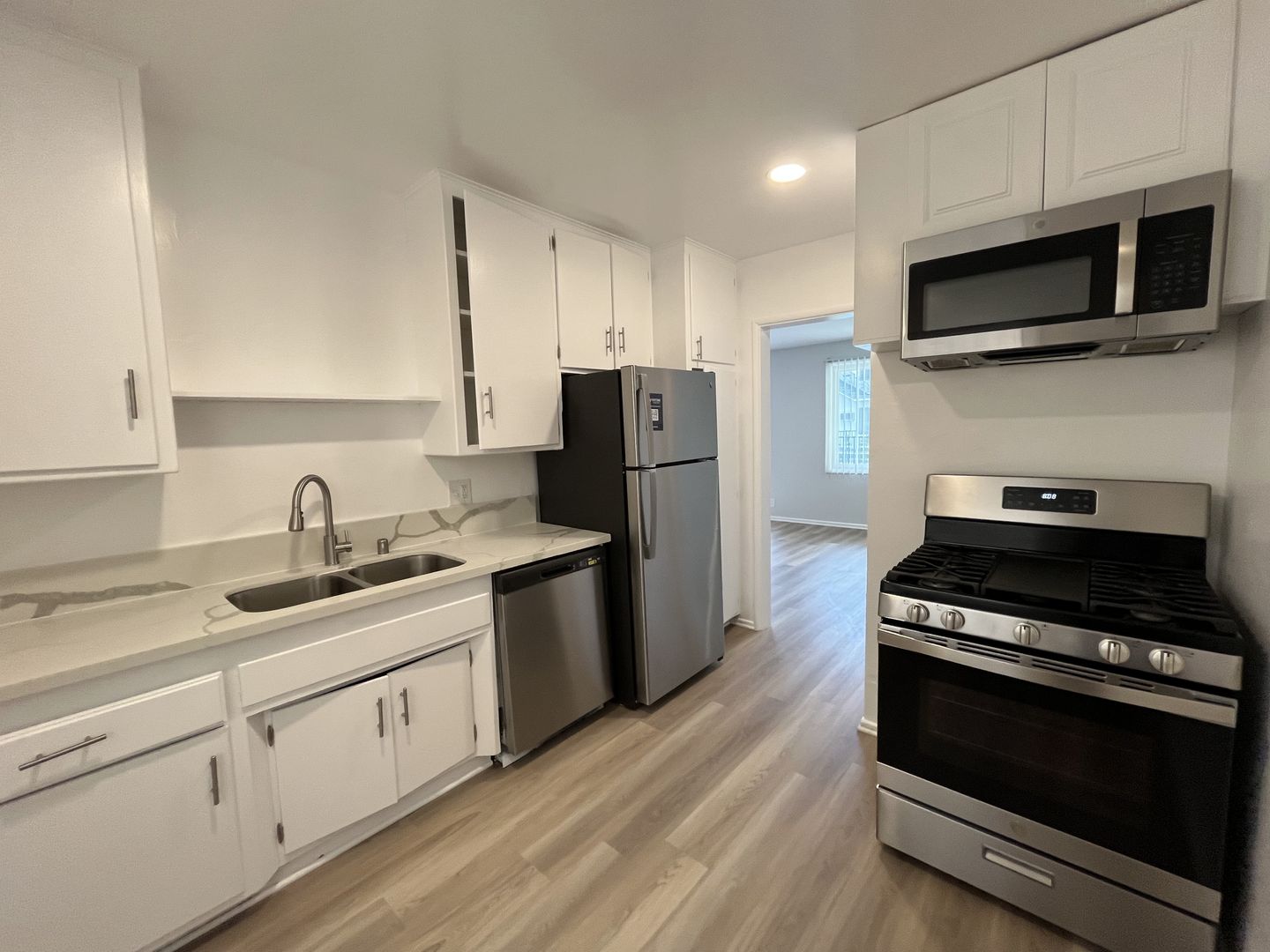Los Angeles Apartment: 7044 Lanewood Avenue