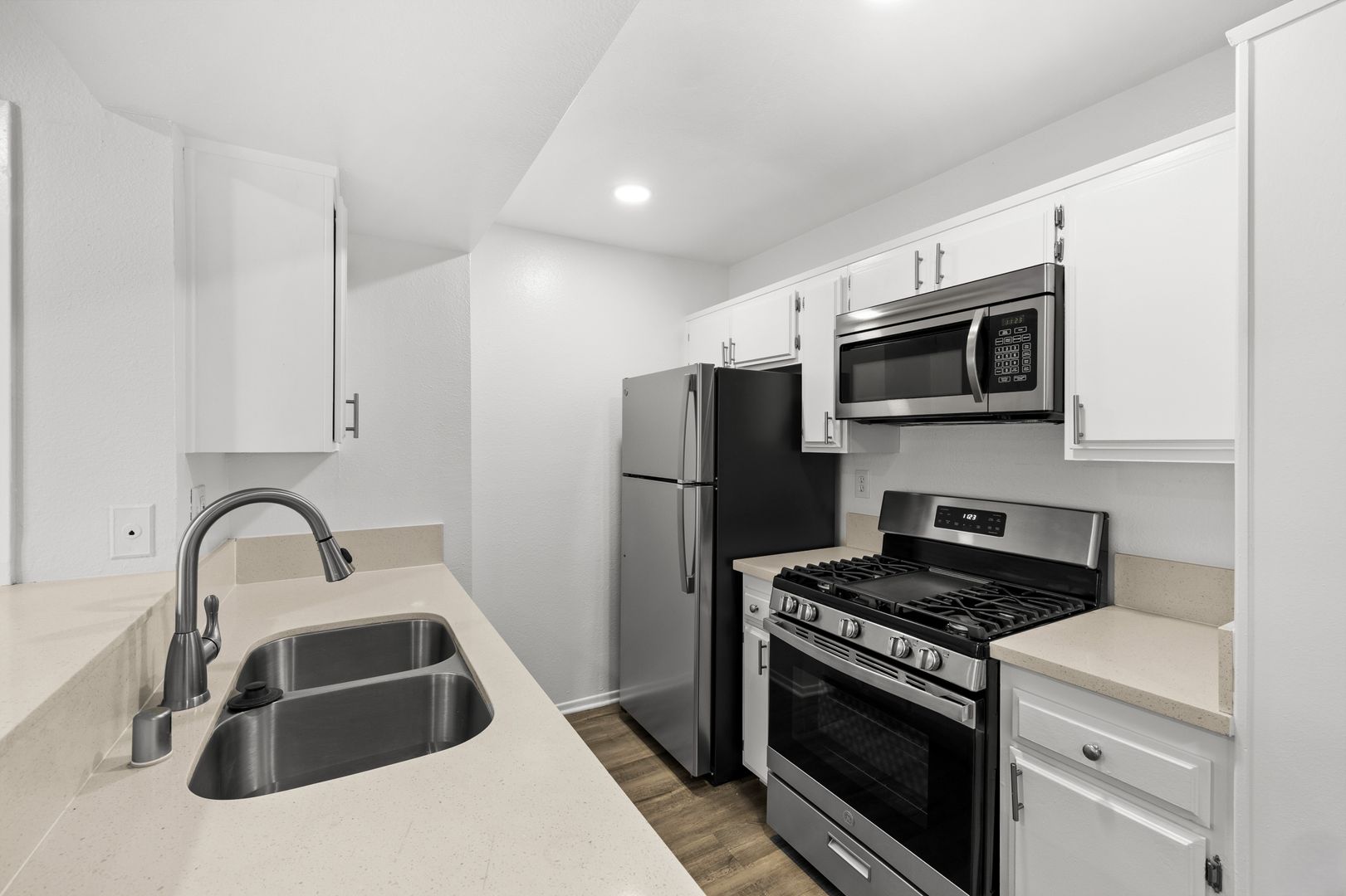 Studio City Apartment: 4432 Coldwater Canyon Ave