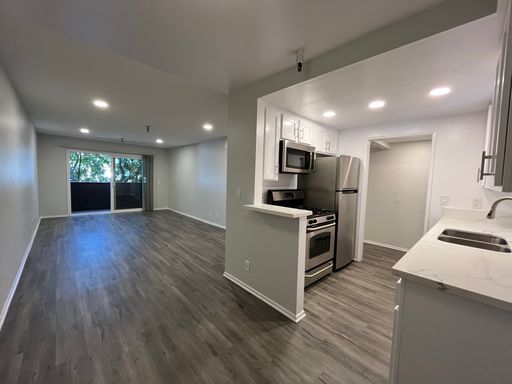 110 Sweetzer - Gorgeous, fully renovated building located in Beverly Hills / West Hollywood – photo 1