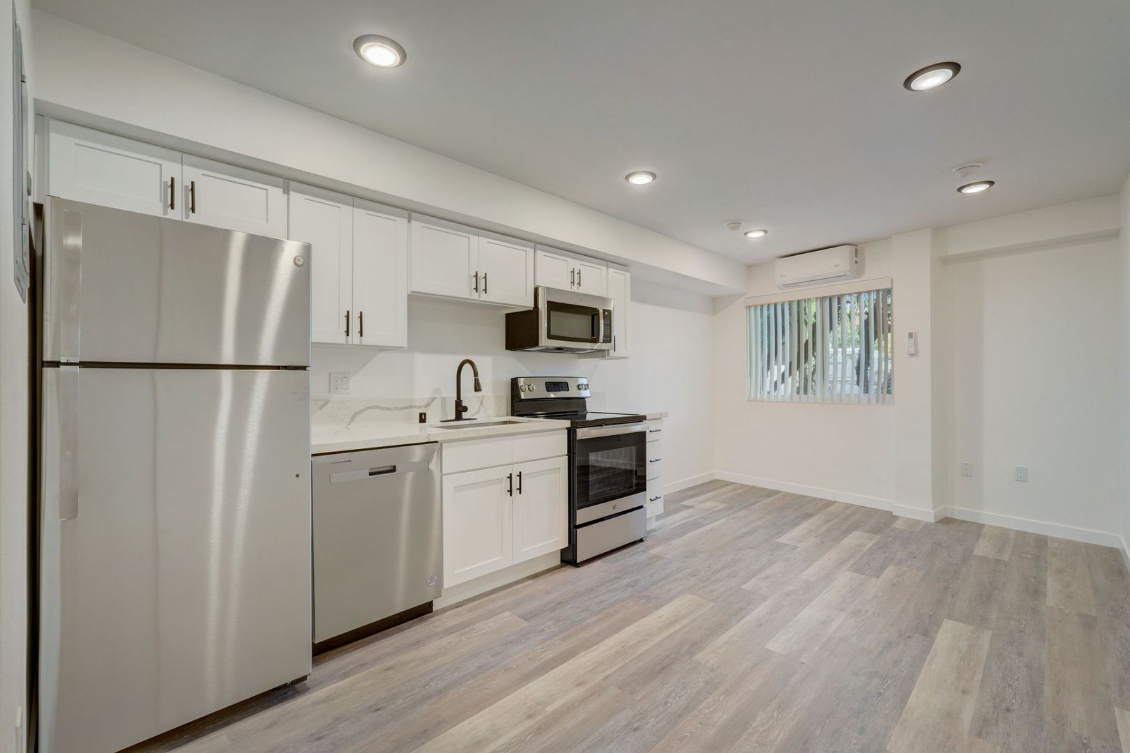 Los Angeles Apartment: 1371 S. Beverly Glen Blvd