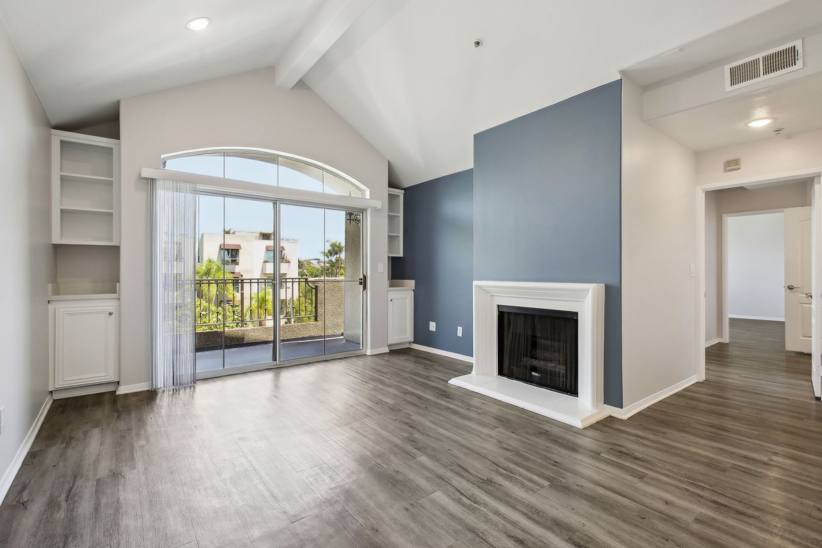 Los Angeles Apartment: 2245 S. Beverly Glen Boulevard