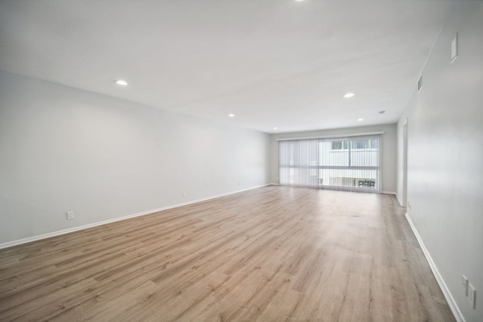 Beverly Hills Apartment: 170 N. Crescent Dr.