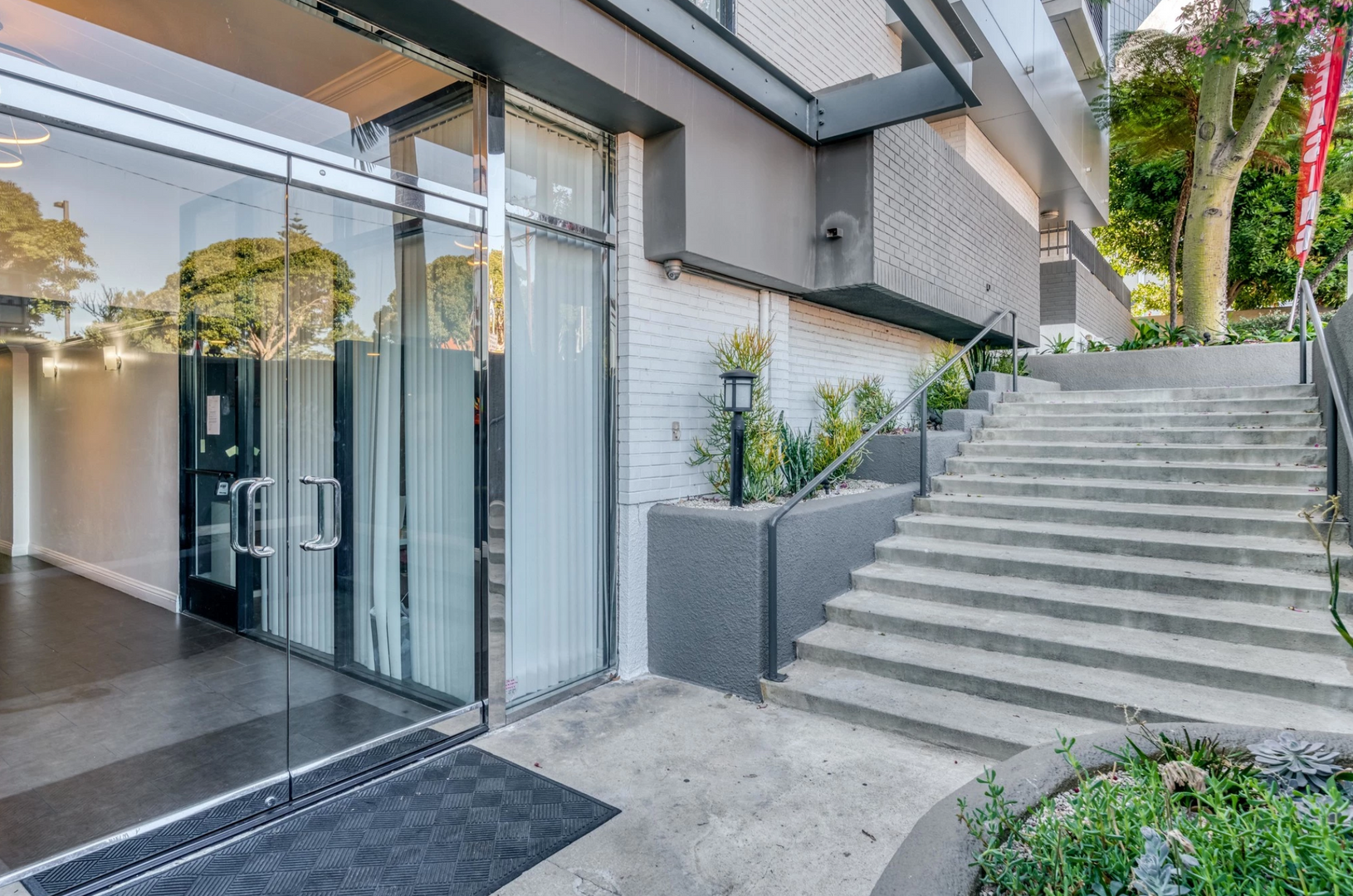 Los Angeles Apartment: 1223 Federal Ave