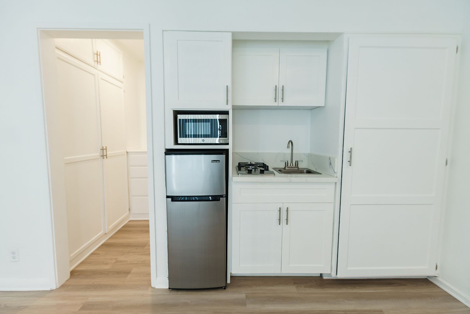 Los Angeles Apartment: 944 Tiverton Avenue