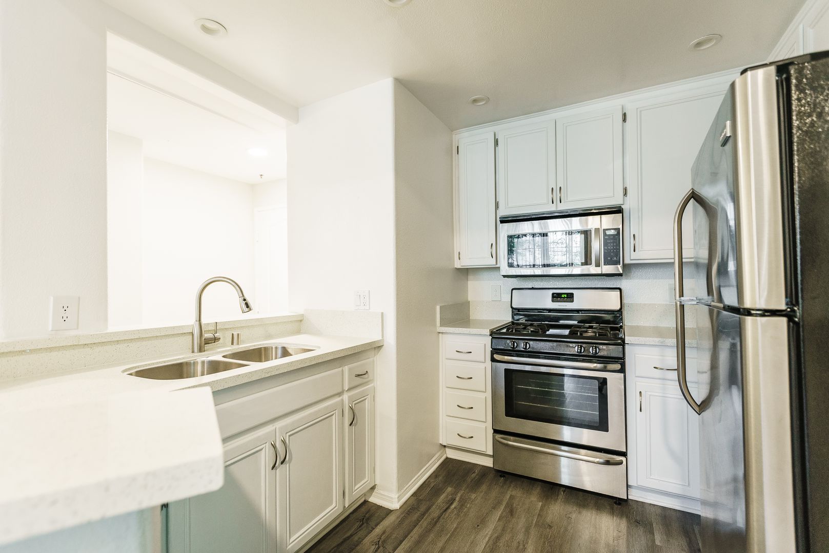 Los Angeles Apartment: 114 N. Doheny Drive