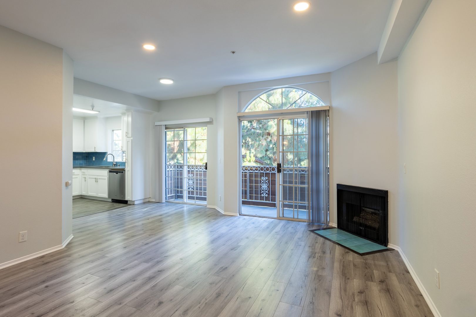 Los Angeles Apartment: 7057 Lanewood Ave