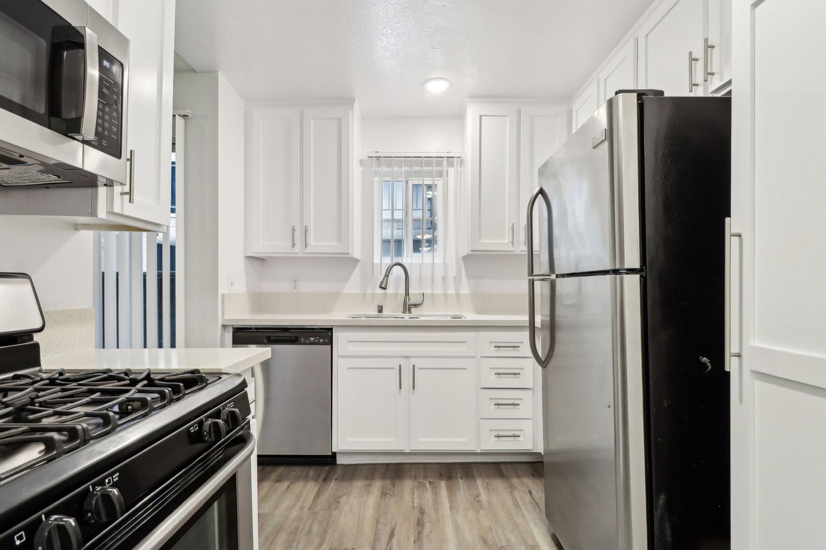 Sherman Oaks Apartment: 14056 Valleyheart