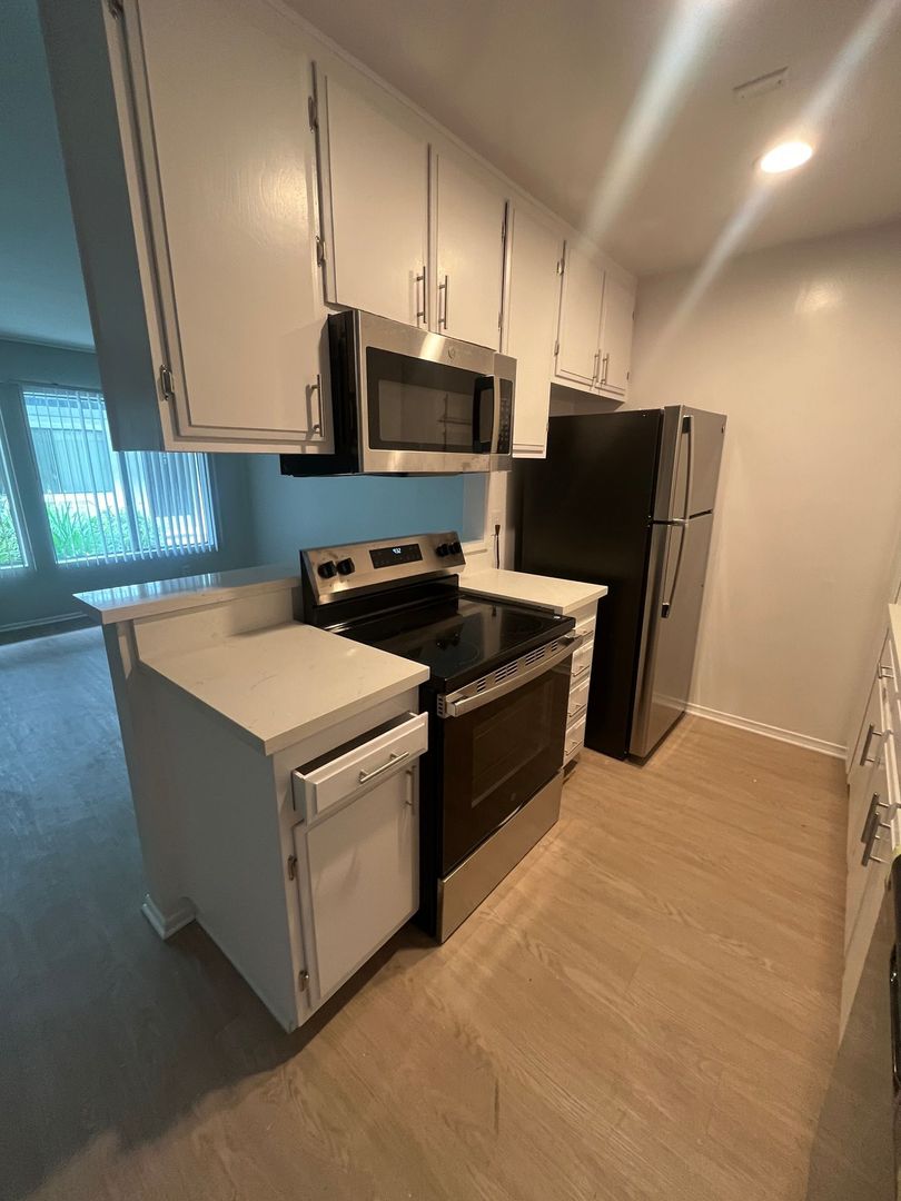 Northridge Apartment: 18424 Halsted Avenue