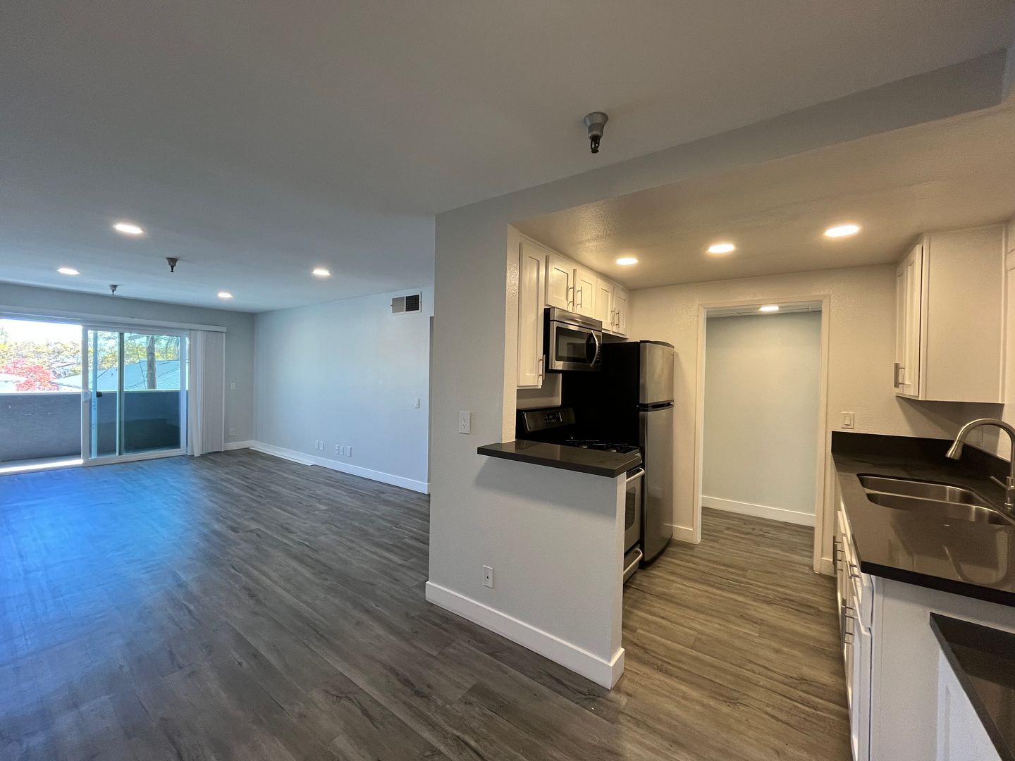Los Angeles Apartment: 110 S. Sweetzer Ave