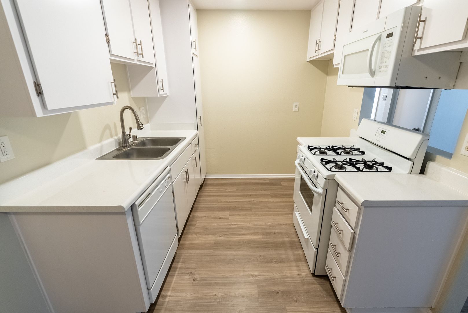 Granada Hills Apartment: 17211 Chatsworth St