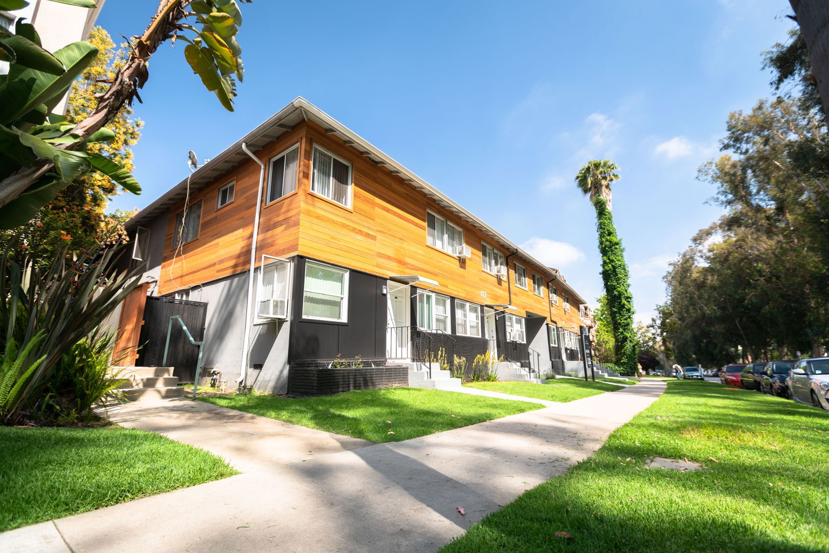 Los Angeles Apartment: 652 Veteran Ave