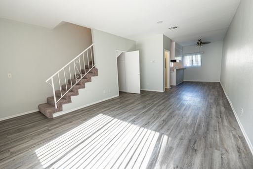 TWO-STORY TOWNHOUSE!! $1800 OFF AT MOVE-IN!! 18411 Vincennes - Gorgeous building located in Northridge – photo 1