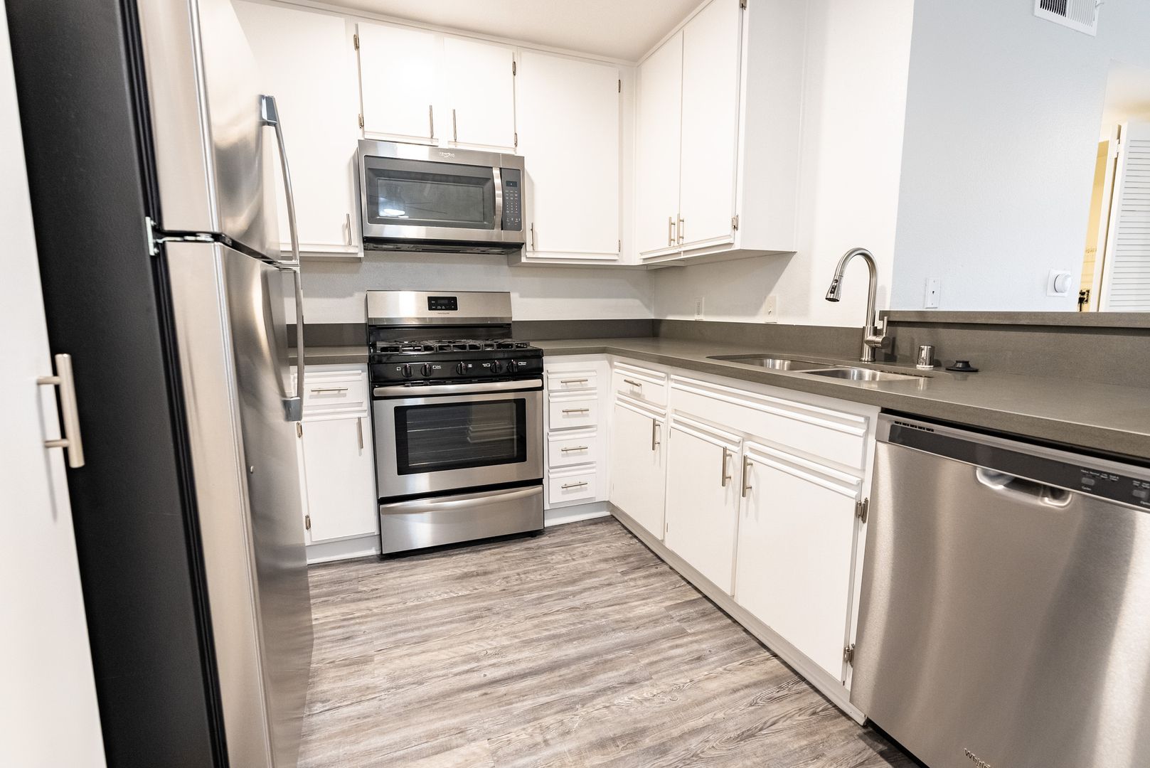 Sherman Oaks Apartment: 14056 Valleyheart