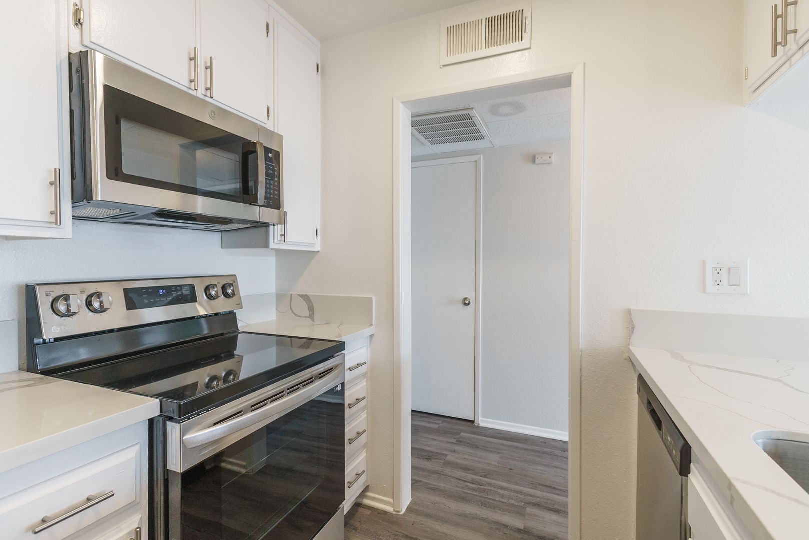 Los Angeles Apartment: 245 S Serrano Ave