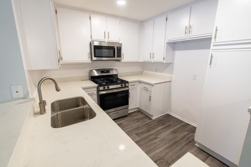 Gorgeous NEWLY RENOVATED apartment with a HUGE move in special! – photo 1